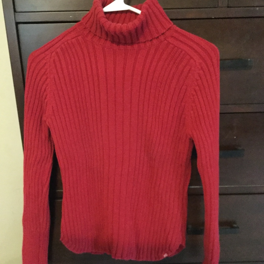 AMERICAN EAGLE RED TURTLENECK